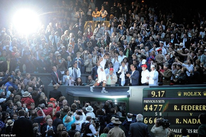 8. Chung kết Wimbledon 2008: Một đêm khó quên. Rafael Nadal đối đầu Roger Federer trong trận chung kết, một trong những trận đấu rất được chờ đợi thời điểm đó. Kéo dài 4 giờ 58 phút, cuối cùng Nadal đã giành chiến thắng và đoạt chức vô địch Wimbledon trong trận chung kết dài nhất của giải đấu này sau khi chiến thắng 9-7 ở set quyết định. Nadal trèo lên khán đài để ăn mừng cùng gia đình và bạn bè, gợi nhớ lại Pat Cash của năm 1987.